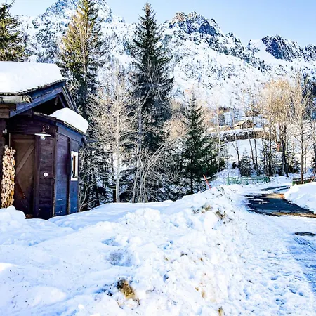 Snowflake With Garden Chalet