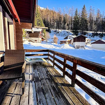 Snowflake With Garden Chalet